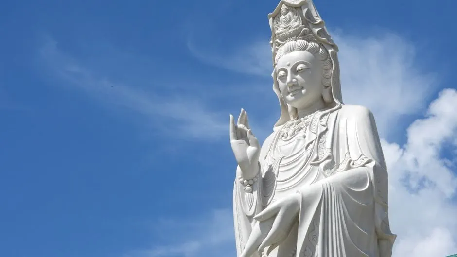 Hình Quan Âm áo trắng cầm cành dương liễu