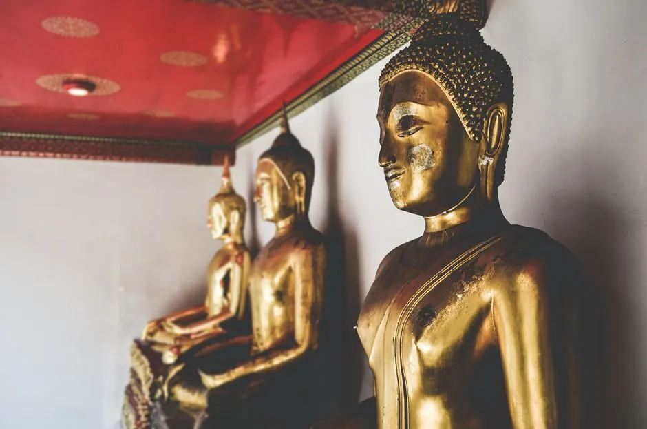 Chân dung Phật với ánh sáng vàng dịu và nền tối giản