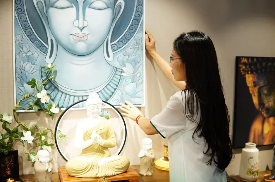 Tranh hình Phật và hoa sen trong góc thiền đơn giản