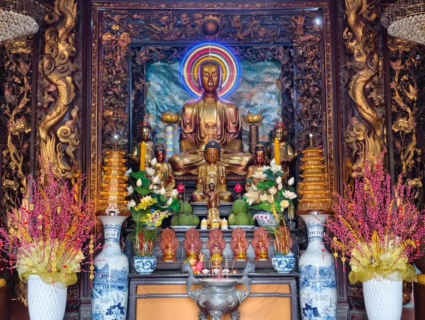 Hình Phật A Di Đà phóng hào quang trên bàn thờ