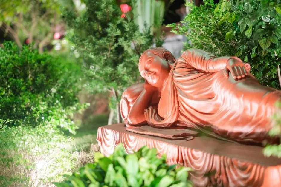 Phật Di Lặc tư thế nằm thư thái an nhàn