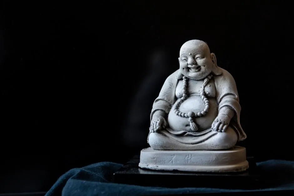 Hình Phật Di Lặc nền tối giản dùng làm hình nền điện thoại