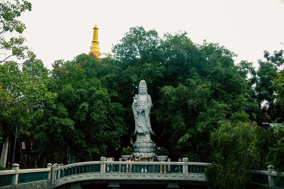 hình phật quan âm đứng trên tòa sen