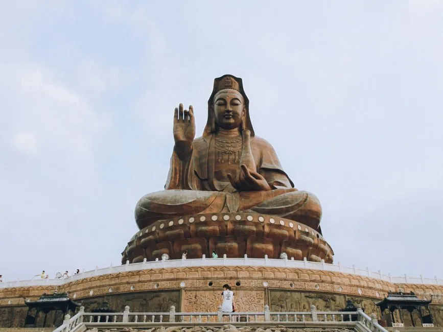 hình phật quan âm trên nền núi phổ đà