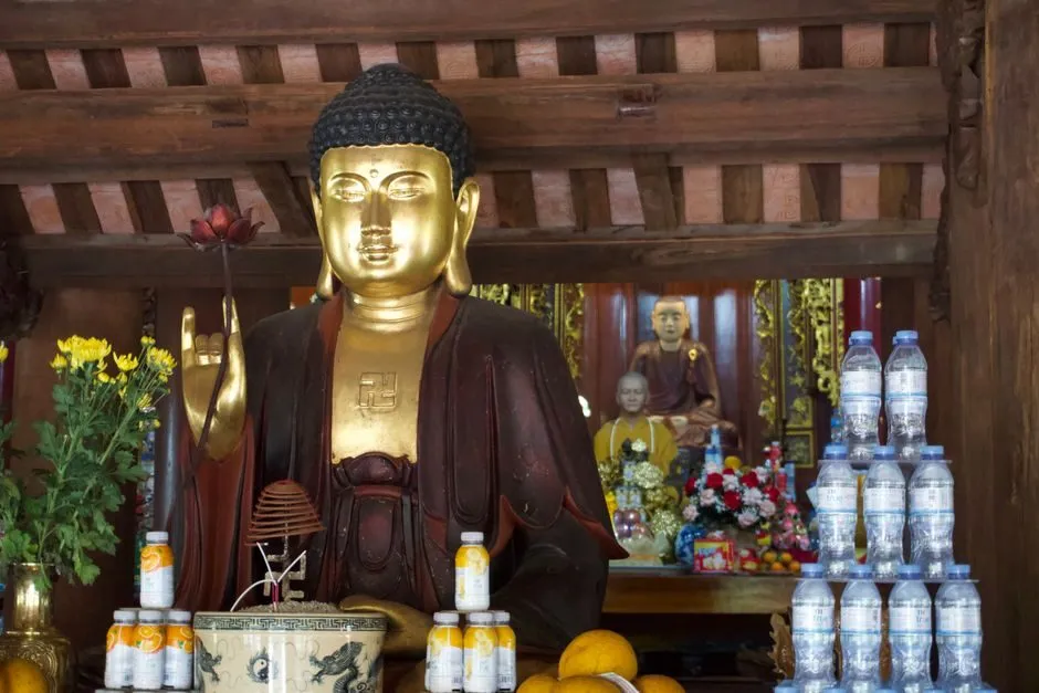hình phật thích ca mạ vàng uy nghiêm