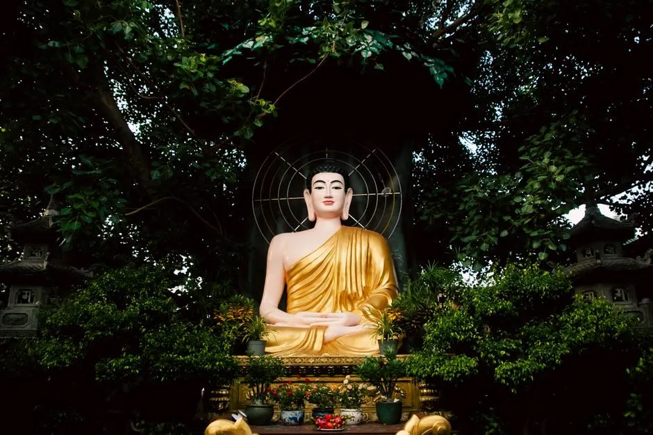 Tượng Phật Thích Ca tư thế thiền định đặt trong không gian trang nghiêm