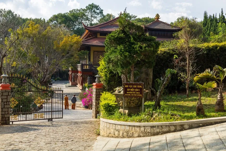 Thiền viện Trúc Lâm Đà Lạt nhìn từ xa với hồ Tuyền Lâm