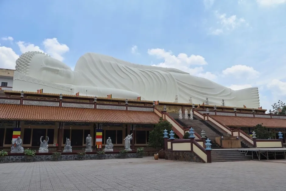 Tượng Phật nằm bằng đá trắng nguyên khối tại khuôn viên chùa