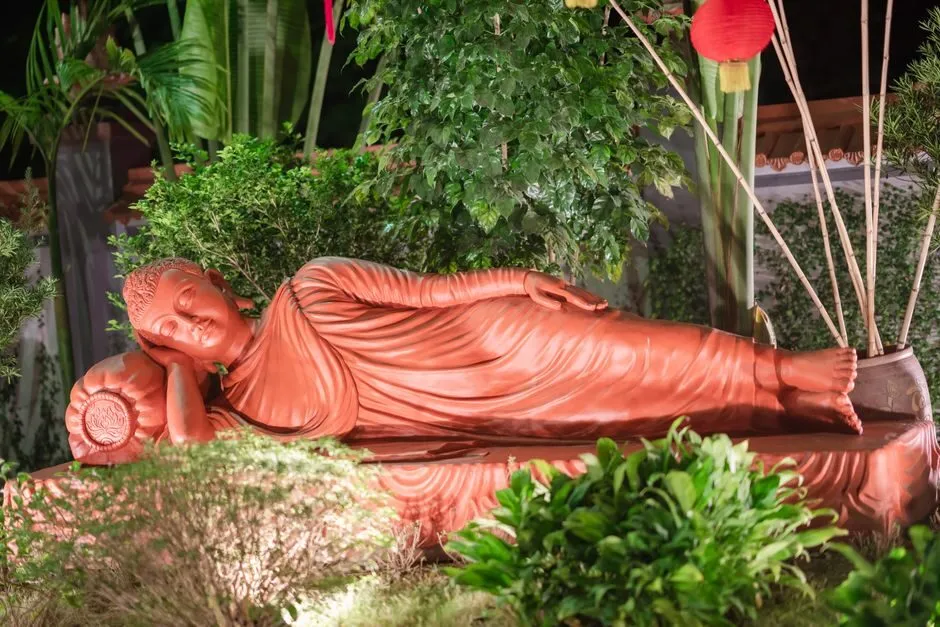 Tượng Phật nằm đặt trong sân vườn cùng cây xanh